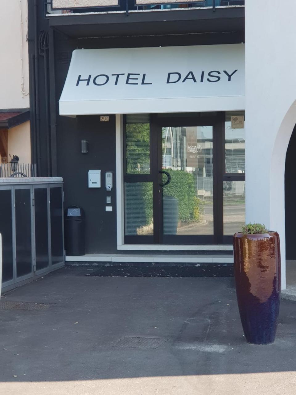 Hotel Daisy サン・ジョヴァンニ・ルパトート エクステリア 写真